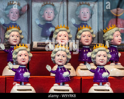 Bobble Head Queens - Souvenirs von Bobble Head Queen Elizabeth II zum Verkauf in einem Souvenirladen für Touristen in der Oxford Street Central London Stockfoto