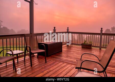 Schöne hölzerne Veranda eines Hauses zum Entspannen und Genießen Sie atemberaubende Sonnenuntergänge mit Freunden und Familie Stockfoto