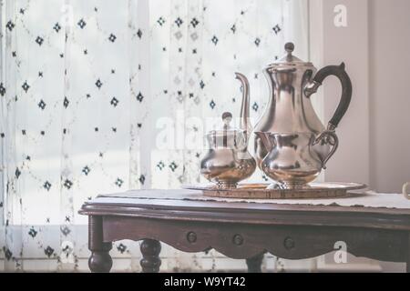 Schöne Aufnahme von silbernen Metall Teekannen auf einem Metalltablett In Innenräumen Stockfoto