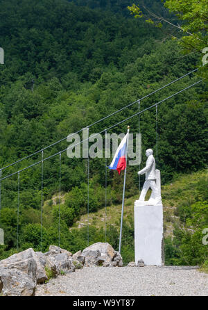 VAGLI SOTTO, Lucca, Italien August 8, 2019: Eine weiße Marmorstatue von Wladimir Putin im Park von Ehre und Schande in der Nähe von Vagli See, Garfagnana. Stockfoto