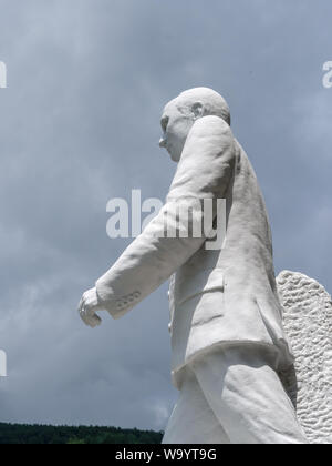 VAGLI SOTTO, Lucca, Italien August 8, 2019: Eine weiße Marmorstatue von Wladimir Putin im Park von Ehre und Schande in der Nähe von Vagli See, Garfagnana. Stockfoto