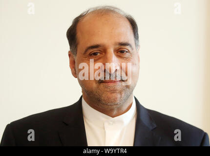 Berlin, Deutschland. 16 Aug, 2019. Der neue iranische Botschafter in Deutschland, Mahmoud Farazandeh, steht im Schloss Bellevue. Quelle: Wolfgang Kumm/dpa/Alamy leben Nachrichten Stockfoto