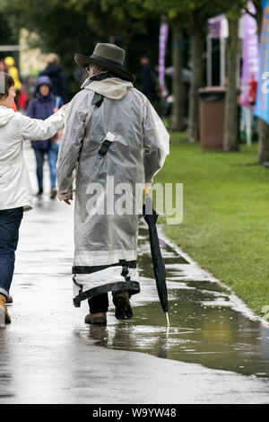 Southport, Merseyside, 16. August 2019. Starker Regen ergießt sich auf Besucher trotzen dem schrecklichen Wetter, wie sie ihren Weg in die 2019 Southport Flower Show machen. Das Vereinigte Königreich ist um mehr als einen Monat im Wert von Regen heute geschlagen zu werden - bevor das heiße Wetter Renditen für die Bank Holiday. Credit: cernan Elias/Alamy leben Nachrichten Stockfoto