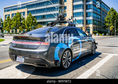 August 7, 2019 Sunnyvale/CA/USA - Apollo Projekt Fahrzeug mit einem Dach ausgestattet ist Mobile Mapping, die auf den Straßen von Silicon Valley Stockfoto