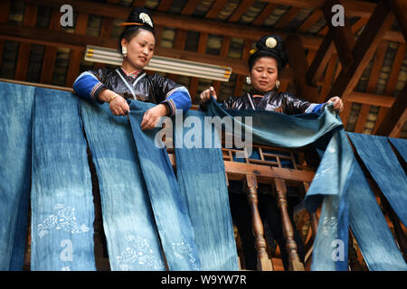 Peking, Chinas Provinz Guizhou. 12 Mär, 2019. Frauen von Dong ethnische Gruppe trocken Dong Tuch an einer landwirtschaftlichen Kooperative in traditionelles Handwerk Liping County, im Südwesten Chinas Provinz Guizhou, 12. März 2019. Credit: Yang Wenbin/Xinhua/Alamy leben Nachrichten Stockfoto