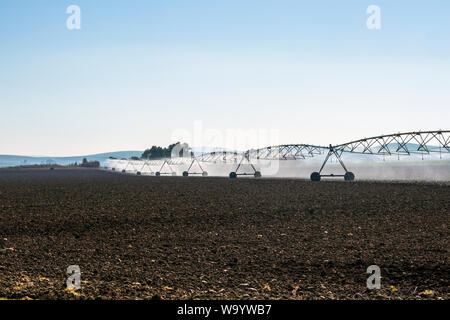 Seitliche Bewässerungssystem bewegen. Selbstfahrende Bewässerungsanlage. Provinz Córdoba, Spanien. Stockfoto