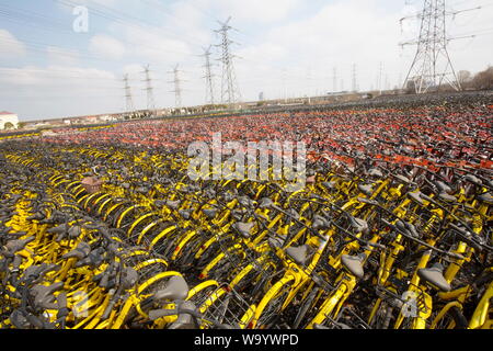 Chinesische BIKE TEILEN FRIEDHOF EIN DENKMAL FÜR DIE INDUSTRIE ARROGANZ Stockfoto