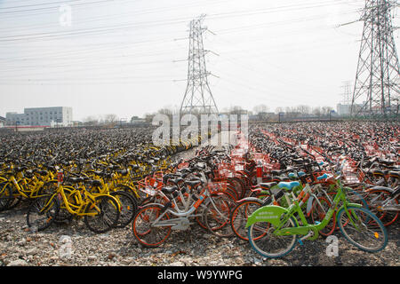 Chinesische BIKE TEILEN FRIEDHOF EIN DENKMAL FÜR DIE INDUSTRIE ARROGANZ Stockfoto