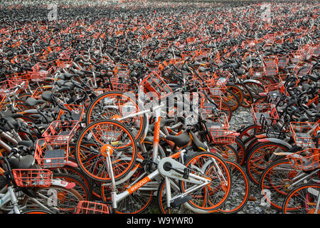 Chinesische BIKE TEILEN FRIEDHOF EIN DENKMAL FÜR DIE INDUSTRIE ARROGANZ Stockfoto