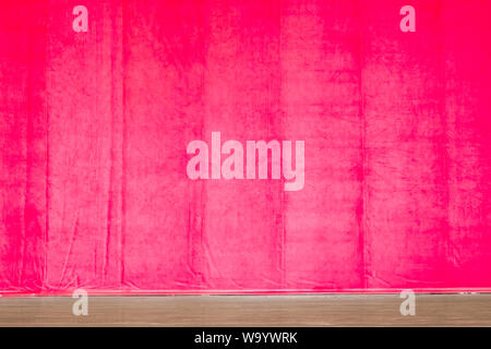 Roten Vorhang und die Lichter im Theater vor der Show. Stockfoto