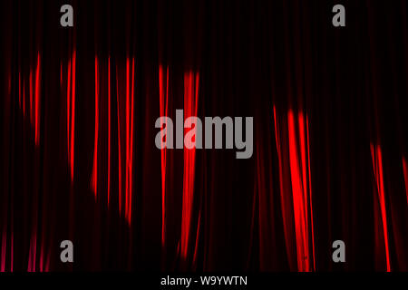 Roten Vorhang und die Lichter im Theater vor der Show. Stockfoto