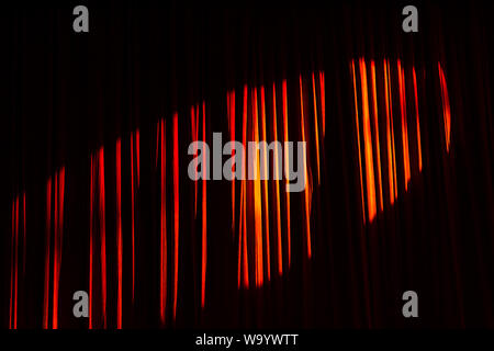 Roten Vorhang und die Lichter im Theater vor der Show. Stockfoto