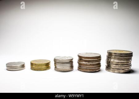 Stapel von Münzen mit dem König auf eine Münze. Stockfoto