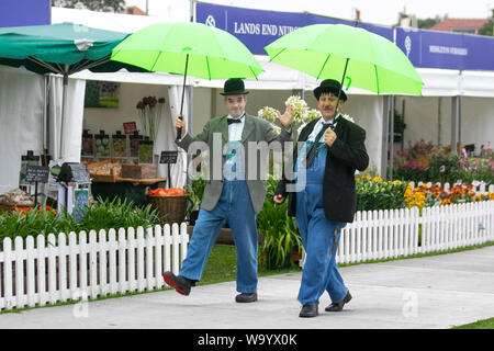 Southport, Merseyside. Wetter in Großbritannien. August 2019. Auswaschung erwartet, als starker Regen die Southport Flower Show überfluten. Laurel und Hardy Lokalikes ertragen starken anhaltenden regen den ganzen Morgen. Den ganzen Tag über ist es ziemlich windig, da die Aufmerksamkeit von dem widrigen Wetter beeinflusst wird. Stockfoto