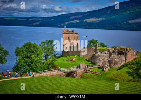 Urquhart Castle auf Lock Ness (GLNC) Stockfoto