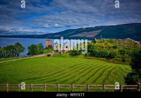 Urquhart Castle auf Lock Ness (GLNC) Stockfoto