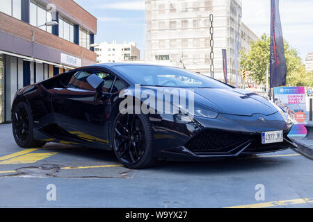 BARCELONA, SPANIEN - 14 AUGUST, 2019: Schwarz Huracan Lamborghini LP 610-4 Coupé (LB 724) bei Straßen der Stadt Stockfoto