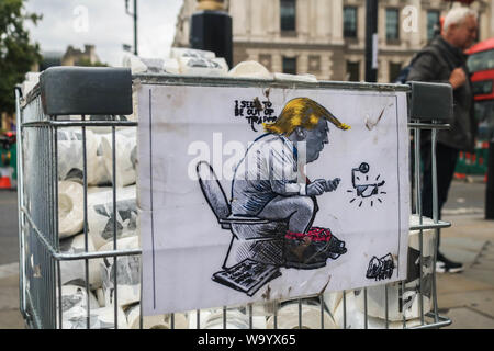London UK 16. August 2019. Ein Mann verkauf WC-Papier mit gedruckten Karikaturen von US-Präsident Donald Trump zum amüsiert Touristen außerhalb des Parlaments Square Westminster. Credit: Amer ghazzal/Alamy leben Nachrichten Stockfoto