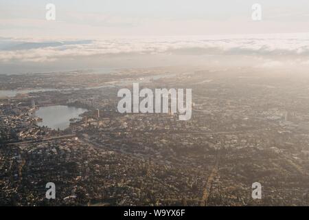 Entfernte Luftaufnahme einer Stadt mit Wolkenkratzern und einem see Stockfoto