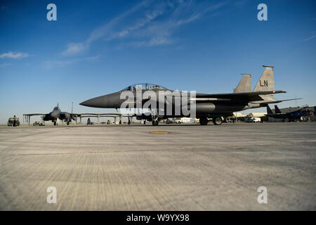 F-15E Strike Eagle der 492Nd Fighter Squadron in Übung bekämpfen Hammer bei Mountain Home Air Force Base, Idaho Aug 14, 2019 teilnehmen. Die Übung ist Teil der US Air Force Waffensysteme Bewertung Programm, das entworfen ist, um die Zuverlässigkeit, Wartbarkeit, Eignung zu bewerten, und die Genauigkeit der Precision guided Munition, sowie hohe Technologie Luft-/Boden- Munition aus taktischen Lieferungen gegen realistische Ziele mit realistischen feindliche Verteidigung. (U.S. Air Force Foto/Tech. Sgt. Matthäus Plew) Stockfoto