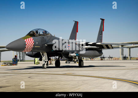 F-15E Strike Eagle der 492Nd Fighter Squadron in Übung bekämpfen Hammer bei Mountain Home Air Force Base, Idaho Aug 14, 2019 teilnehmen. Die Übung ist Teil der US Air Force Waffensysteme Bewertung Programm, das entworfen ist, um die Zuverlässigkeit, Wartbarkeit, Eignung zu bewerten, und die Genauigkeit der Precision guided Munition, sowie hohe Technologie Luft-/Boden- Munition aus taktischen Lieferungen gegen realistische Ziele mit realistischen feindliche Verteidigung. (U.S. Air Force Foto/Tech. Sgt. Matthäus Plew) Stockfoto
