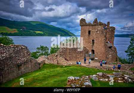 Urquhart Castle auf Lock Ness (GLNC) Stockfoto