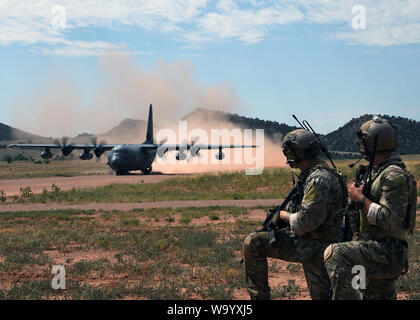 PETERSON AIR FORCE BASE, Colo-Tactical Air Control party Flieger aus dem 13 Air Support Operations Squadron der C-130 Hercules aus der 302Nd Airlift Wing land ansehen Juli 17, 2019 in Fort Carson, Colorado. Die 302Nd AW half dem 13 ASOS Durchführung einer Mission Qualifizierung Ausbildung ausüben, indem sie ihre Flugzeuge als Teil ihrer Ausbildung. (U.S. Air Force Foto von Airman 1st Class Andrew Bertain) Stockfoto