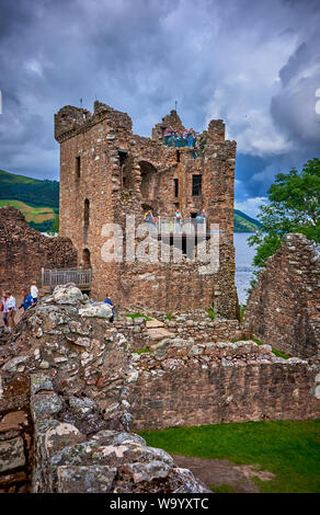 Urquhart Castle auf Lock Ness (GLNC) Stockfoto