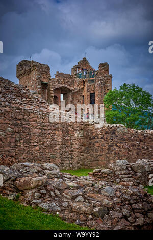 Urquhart Castle auf Lock Ness (GLNC) Stockfoto