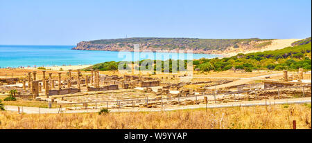 Panoramablick auf die Baelo Claudia Ausgrabungsstätte mit dem Strand von Bolonia, Tarifa, Cadiz. Andalusien, Spanien. Stockfoto