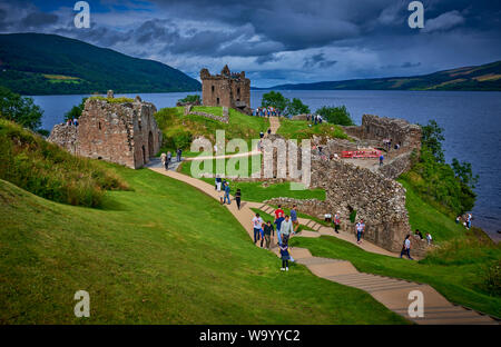 Urquhart Castle auf Lock Ness (GLNC) Stockfoto