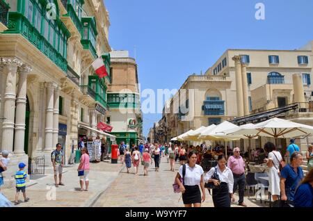 Geschäfte und Cafés und Touristen auf der Republic Street Valletta Malta Stockfoto