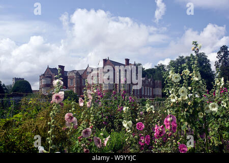 Burton Agnes Hall gesehen aus dem ummauerten Garten Stockfoto