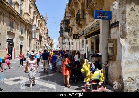 Geschäfte und Cafés und Touristen auf der Republic Street Valletta Malta Stockfoto