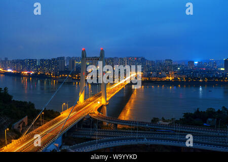 Ein paar Jiang Chongqing Changjiang Brücke Stockfoto