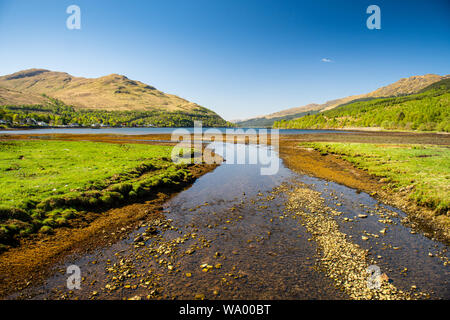 Sommer Sonne scheint auf Loch Long, die Lende Wasser Fluss und den Bergen der Arrochar Alps in den Highlands von Schottland. Stockfoto