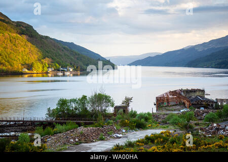 Die verfallenen Reste der Zweiten Weltkrieg Torpedo Testing Station stand am Ufer des Loch lange unter den Arrochar Alpen Berge Der alkoholgradation Stockfoto