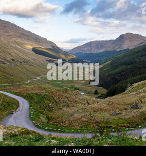 Mountain pass Straßen clumb das Tal von Glen Croe zum Rest und Dankbar über den Arrochar Alpen Berge in den Highlands von Schottland. Stockfoto