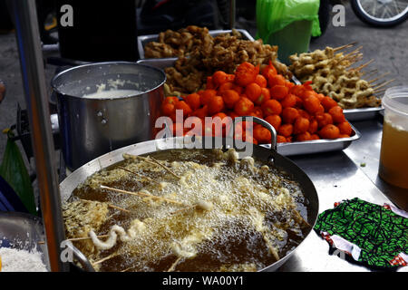 Foto der sortierten fried Straße essen zu einem Street Food Warenkorb Stockfoto