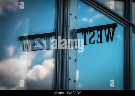 West-Schild an einem Gebäude von hinten aufgenommen Stockfoto