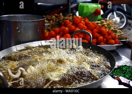 Foto der sortierten fried Straße essen zu einem Street Food Warenkorb Stockfoto