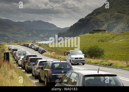 Staus in Snowdonia, Nordwales, 15th. August 2019. Autos, die legal auf der A498 - der Nant Gwynant Pass geparkt, bequem für Wanderer auf die PYG Track und Miners Track zugreifen, was zum Gipfel des Snowdon. Die Popularität des Nationalparks im Sommer bedeutet, dass viele Touristen in die Gegend fahren, es gibt viel Verkehr und diese Parkplätze sind oft voll. Der Pass führt nach Llyn Gwynant und zu einem anderen Parkplatz, der bei Leuten beliebt ist, die Snowdon über den Watkins Path besteigen. Diese Straße führt auch zum schönen Dorf Beddgelert und dem malerischen Llyn Dinas. Stockfoto