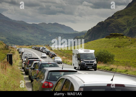 Staus in Snowdonia, Nordwales, 15th. August 2019. Autos, die legal auf der A498 - der Nant Gwynant Pass geparkt, bequem für Wanderer auf die PYG Track und Miners Track zugreifen, was zum Gipfel des Snowdon. Die Popularität des Nationalparks im Sommer bedeutet, dass viele Touristen in die Gegend fahren, es gibt viel Verkehr und diese Parkplätze sind oft voll. Der Pass führt nach Llyn Gwynant und zu einem anderen Parkplatz, der bei Leuten beliebt ist, die Snowdon über den Watkins Path besteigen. Diese Straße führt auch zum schönen Dorf Beddgelert und dem malerischen Llyn Dinas. Stockfoto