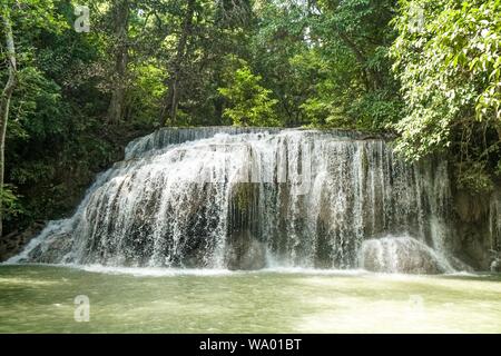 Erawan Nationalpark, am West Thailand in der tenasserim Hügeln der Provinz Kanchanaburi. Einer der bekanntesten Nationalparks in Thailand. Stockfoto