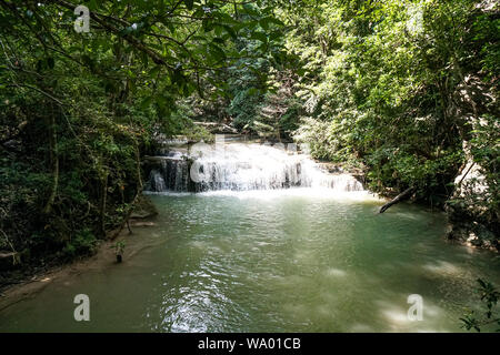 Erawan Nationalpark, am West Thailand in der tenasserim Hügeln der Provinz Kanchanaburi. Einer der bekanntesten Nationalparks in Thailand. Stockfoto