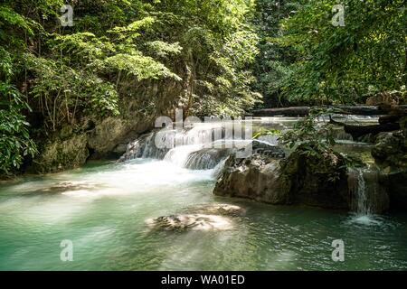 Erawan Nationalpark, am West Thailand in der tenasserim Hügeln der Provinz Kanchanaburi. Einer der bekanntesten Nationalparks in Thailand. Stockfoto