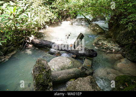 Erawan Nationalpark, am West Thailand in der tenasserim Hügeln der Provinz Kanchanaburi. Einer der bekanntesten Nationalparks in Thailand. Stockfoto