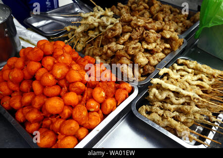 Foto der sortierten fried Straße essen zu einem Street Food Warenkorb Stockfoto