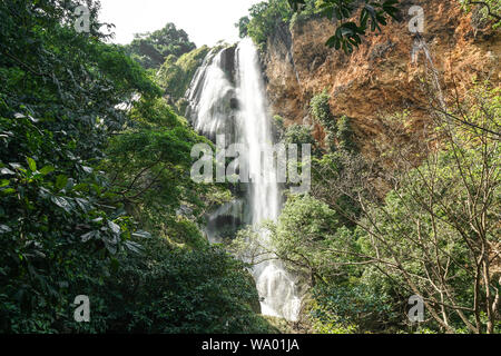 Erawan Nationalpark, am West Thailand in der tenasserim Hügeln der Provinz Kanchanaburi. Einer der bekanntesten Nationalparks in Thailand. Stockfoto