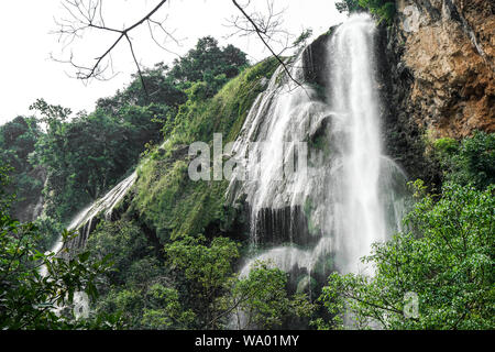 Erawan Nationalpark, am West Thailand in der tenasserim Hügeln der Provinz Kanchanaburi. Einer der bekanntesten Nationalparks in Thailand. Stockfoto